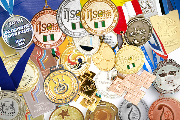 Alunos do Objetivo conquistaram medalhas e troféus em olimpíadas científicas
