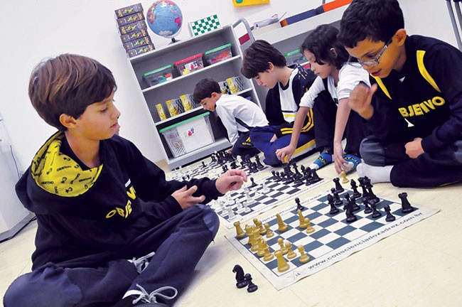 Alunos tocando teclado