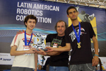 Alunos do Colégio Objetivo, com o robô Hipérion, representarão o Brasil na RoboCup 2011, na Turquia