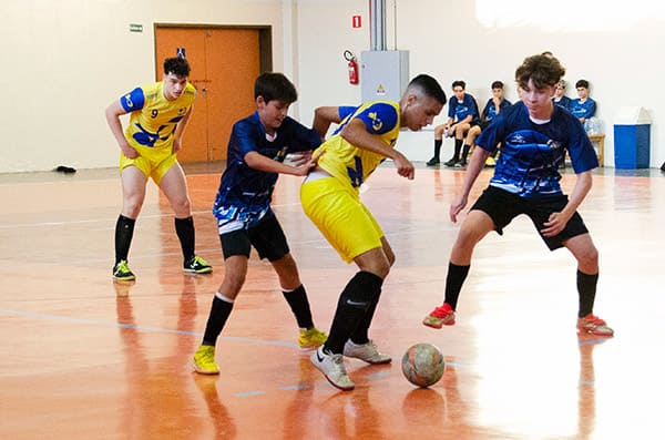 Futsal do Objetivo vence por 6 a 3 na estreia da Liga de Esportes Escolares — confira as fotos