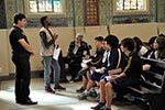 Nas ruas de SP,  alunos conhecem as culturas que influenciaram o mundo medieval