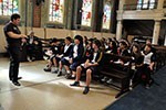 Nas ruas de SP,  alunos conhecem as culturas que influenciaram o mundo medieval