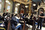 Nas ruas de SP,  alunos conhecem as culturas que influenciaram o mundo medieval