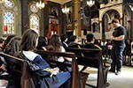 Nas ruas de SP,  alunos conhecem as culturas que influenciaram o mundo medieval