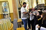Nas ruas de SP,  alunos conhecem as culturas que influenciaram o mundo medieval