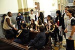 Nas ruas de SP,  alunos conhecem as culturas que influenciaram o mundo medieval