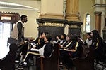 Nas ruas de SP,  alunos conhecem as culturas que influenciaram o mundo medieval