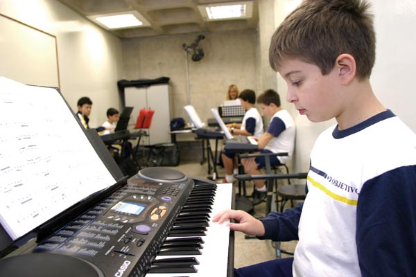 Alunos tocando teclado