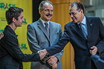 Ministro da Educação entrega medalha a aluno do Objetivo premiado em Olimpíada Internacional