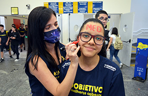 Das salas de aula do Objetivo direto para a Medicina na USP: confira a entrevista da aluna Julia Moreira