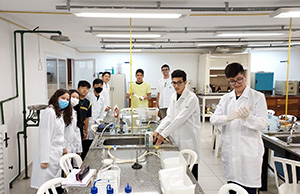 Alunos do Colégio Objetivo durante atividade no curso de Robótica à serviço da Ciência e da Cidadania (2023)