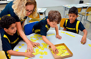 Gincana das letras: 2º ano participa de atividades lúdicas que estimulam a interação e a oralidade