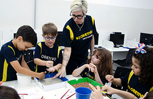 Alunos do 2º ano do Ensino Fundamental trabalham o tato na oficina de caixas sensoriais