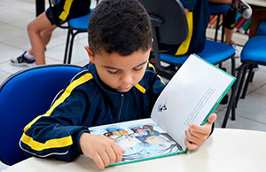 Conhecendo os sentimentos: crianças do 1º ano participam de atividade na biblioteca