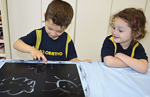 Laboratório de Arte da Educação Infantil: atividade criativa com tintas e xilogravuras (2023)