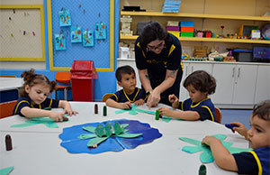 Aprendendo sobre as cores e a vida no mar: Infantil 1 e 2 criam tartaruga marinha com material reciclável