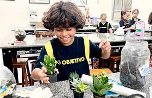 Estudando o ciclo da água: no Laboratório de Ciências o 5º ano cria terrários. Aprenda com eles!