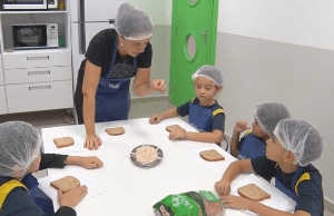 Objetivo Integral: aula de culinária aborda o tema “fundo do mar” - 2020